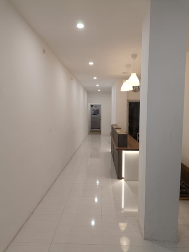 Lorong dan resepsionis Jeremy’s Home